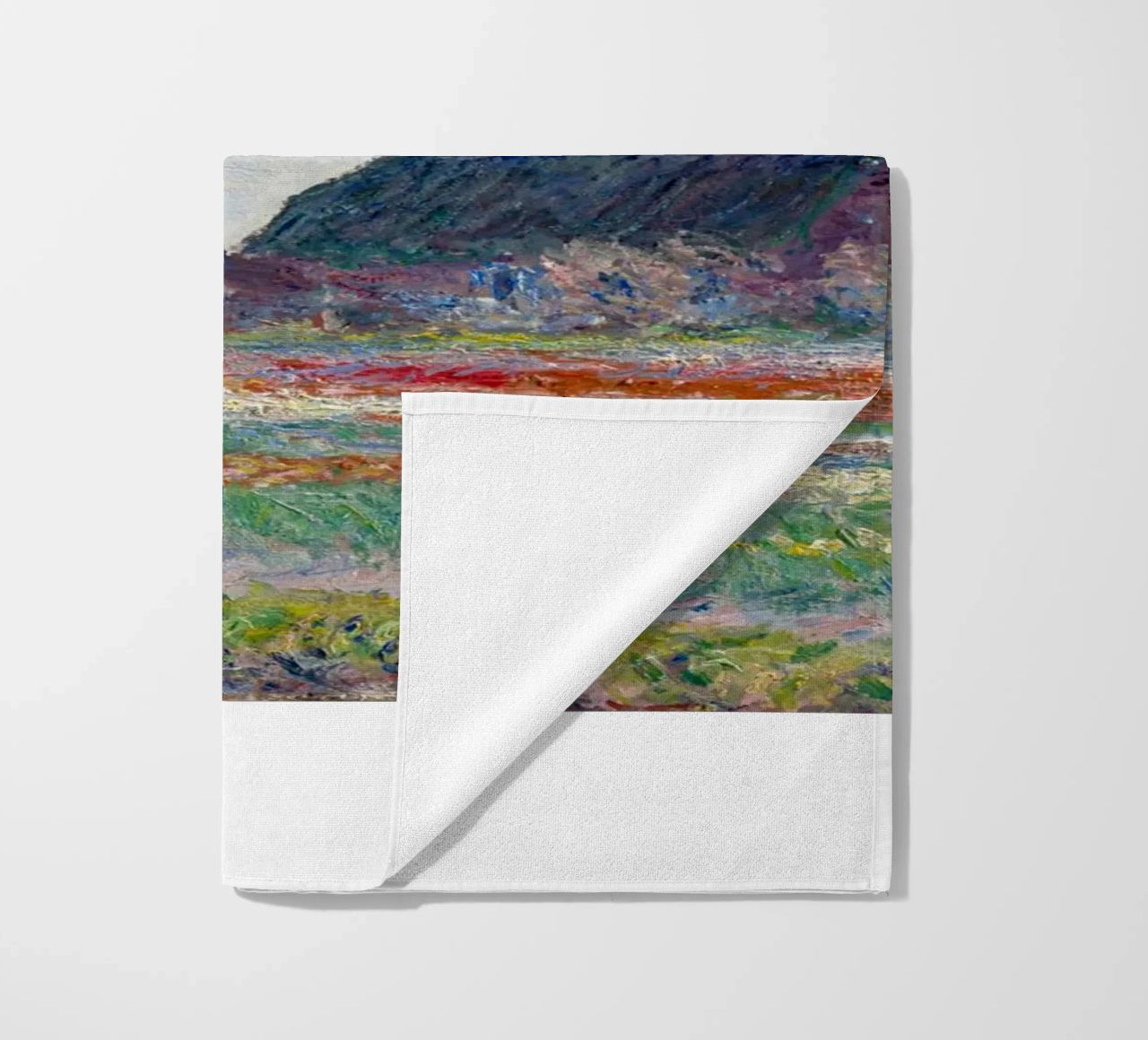 die natürliche schönheit der landschaft wiesen claude monet Strandtuch von belong shop