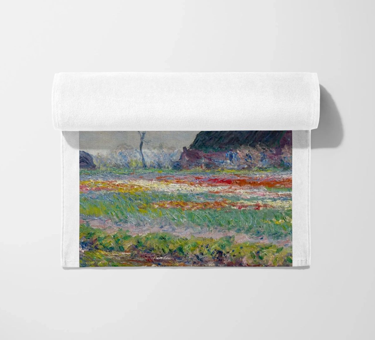 die natürliche schönheit der landschaft wiesen claude monet Strandtuch von belong shop