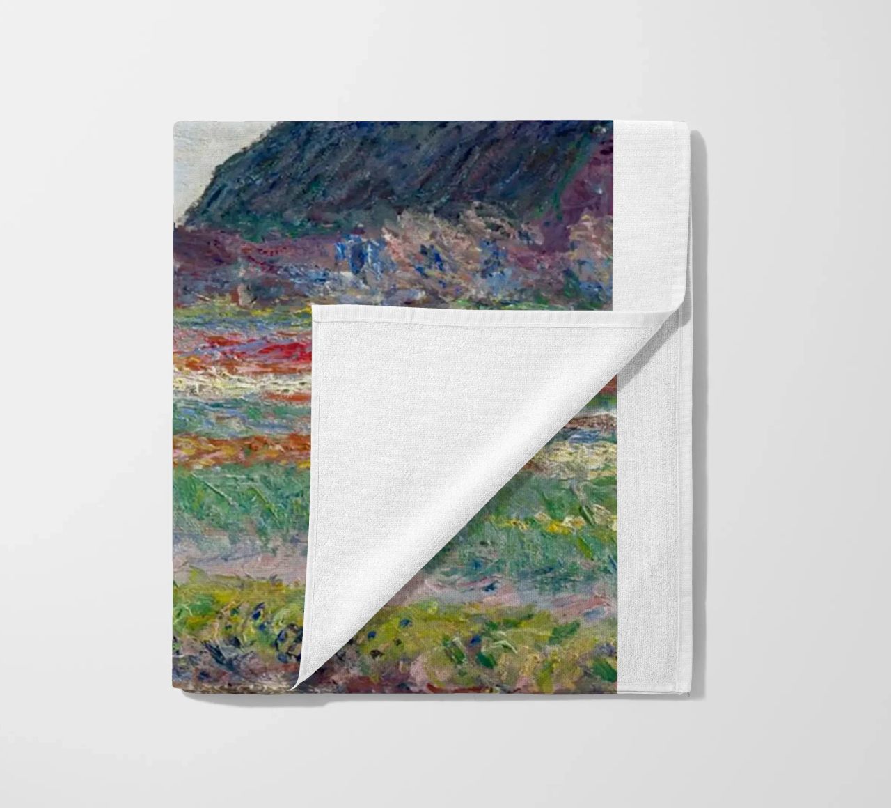 die natürliche schönheit der landschaft wiesen claude monet Strandtuch von belong shop