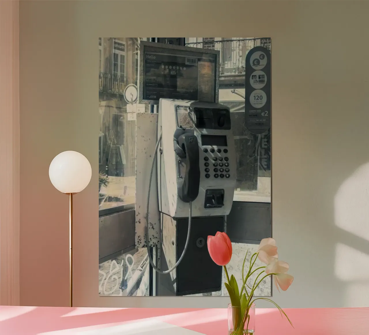 Fotografia di una vecchia cabina telefonica poster con telaio in alluminio da rapunsell