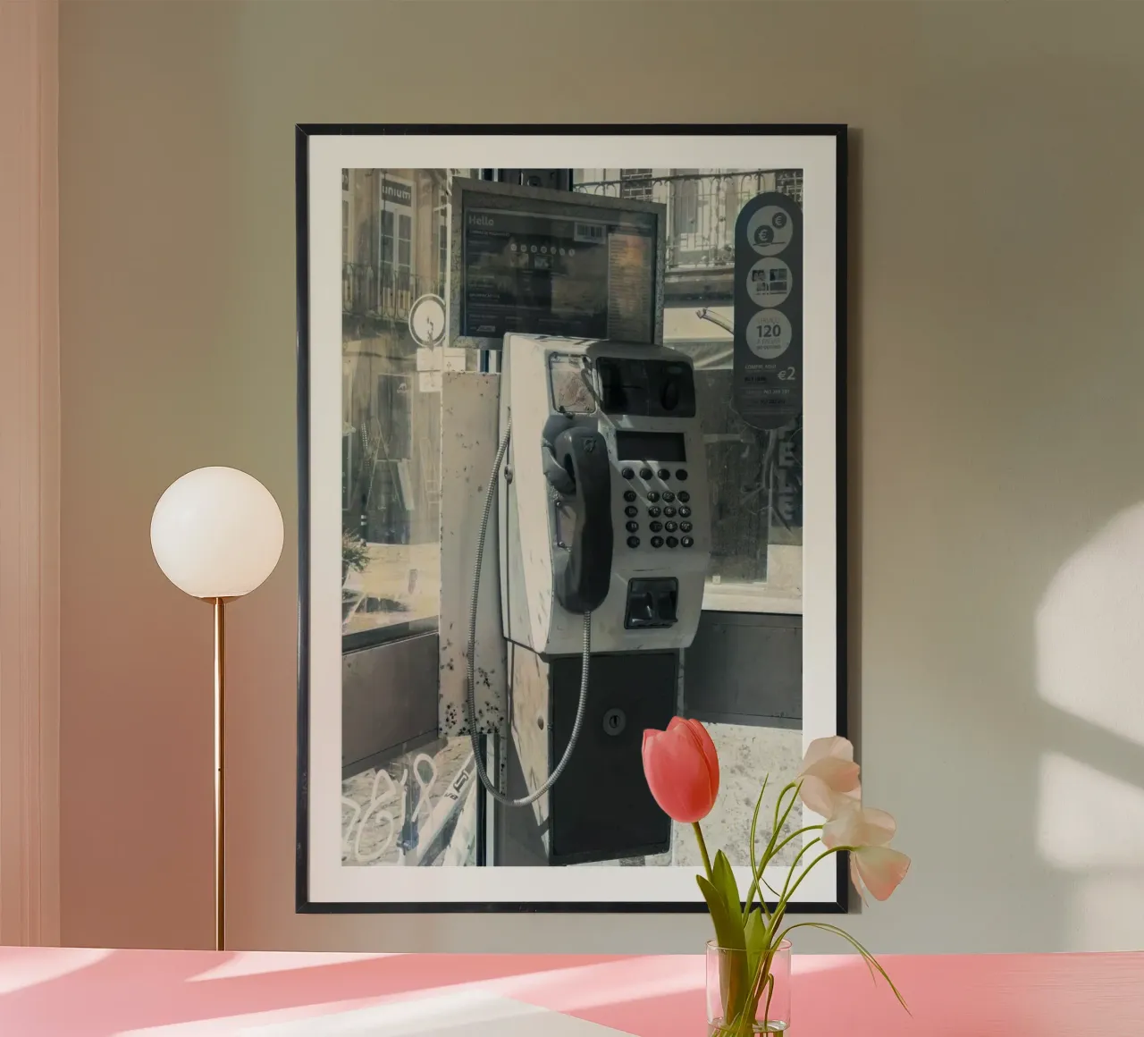 Fotografia di una vecchia cabina telefonica poster con telaio in alluminio da rapunsell
