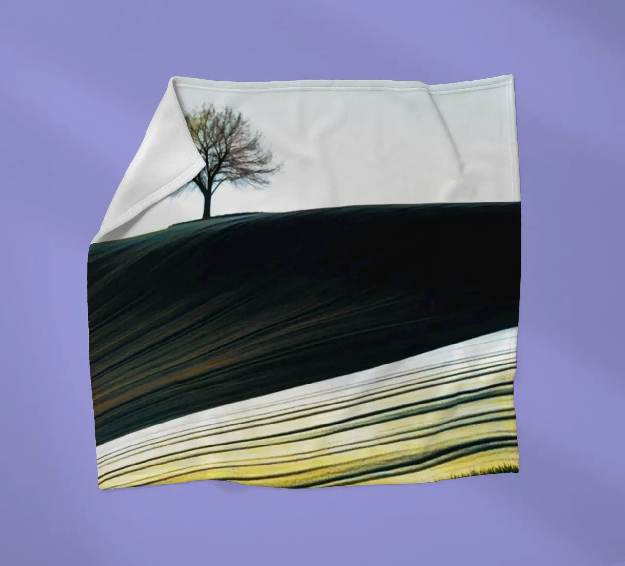 Albero su una collina coperta in pile da rapunsell