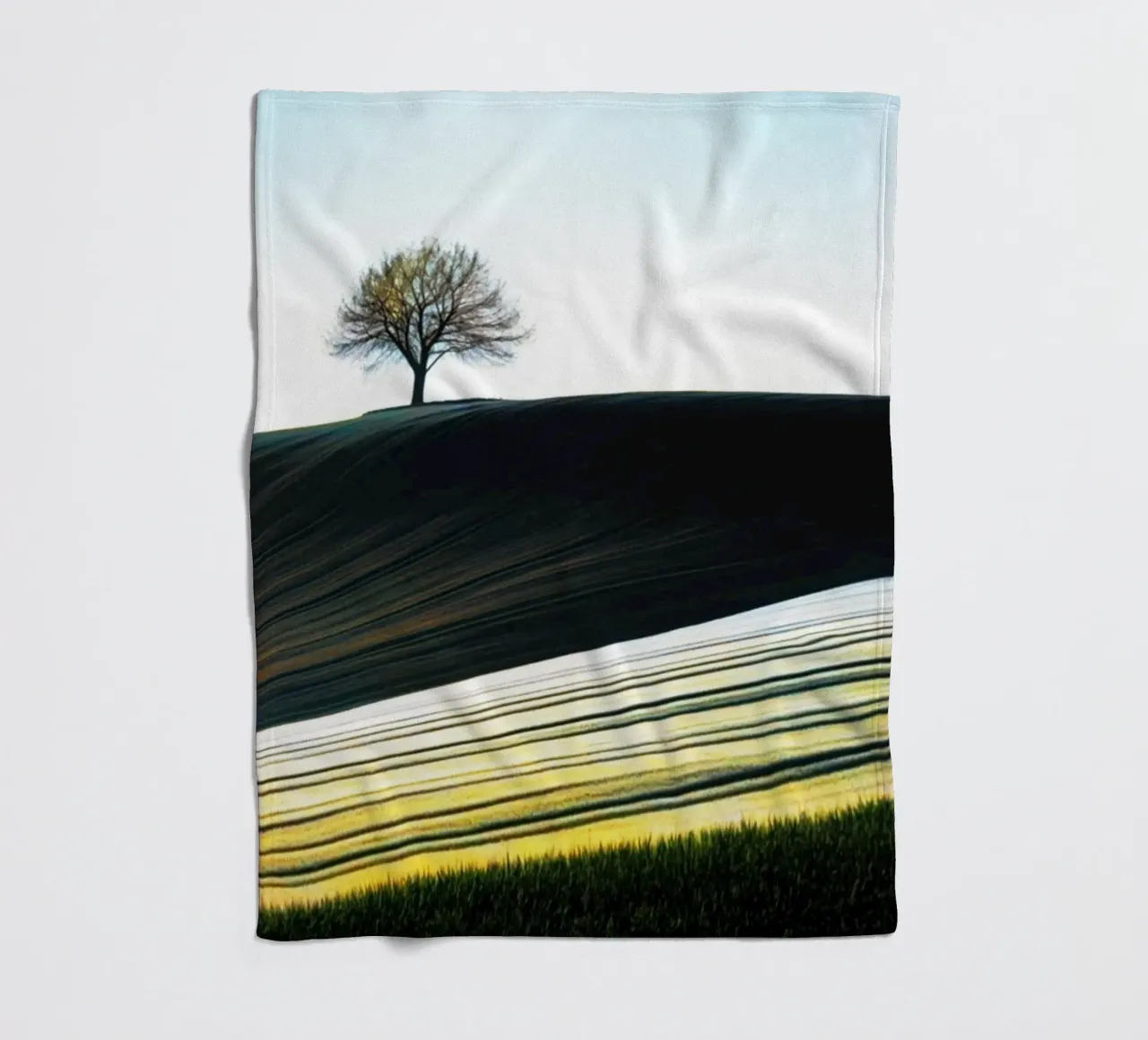 Albero su una collina coperta in pile da rapunsell