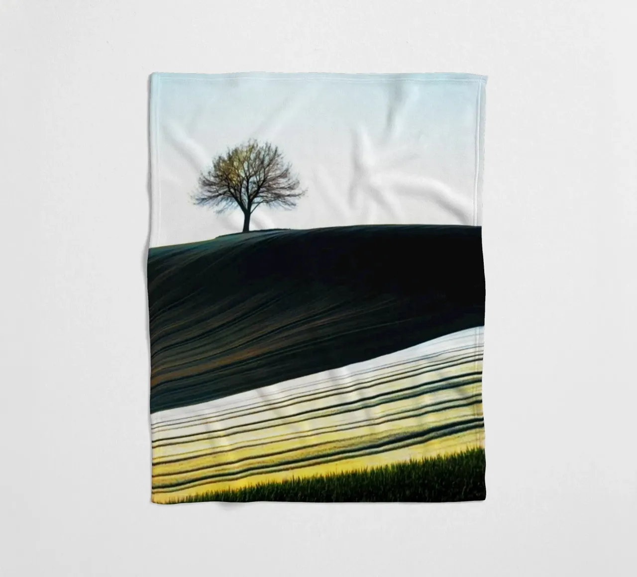 Albero su una collina coperta in pile da rapunsell