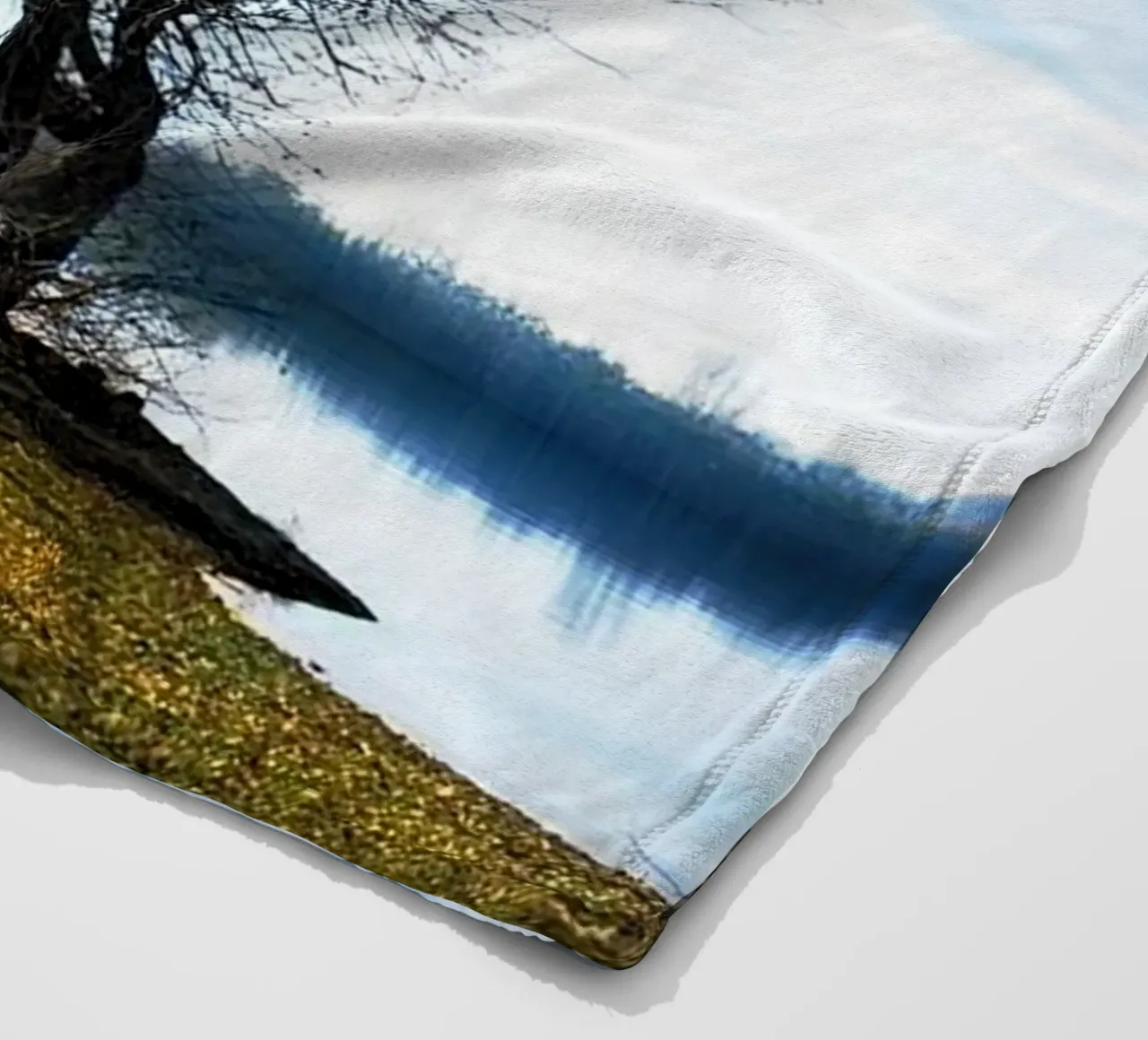 albero sul fiume coperta in pile da rapunsell