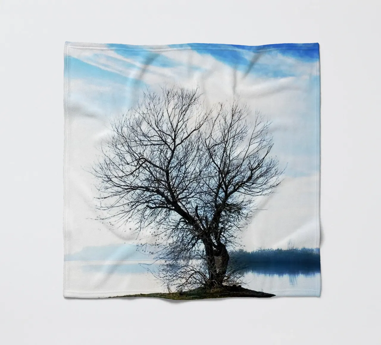 albero sul fiume coperta in pile da rapunsell