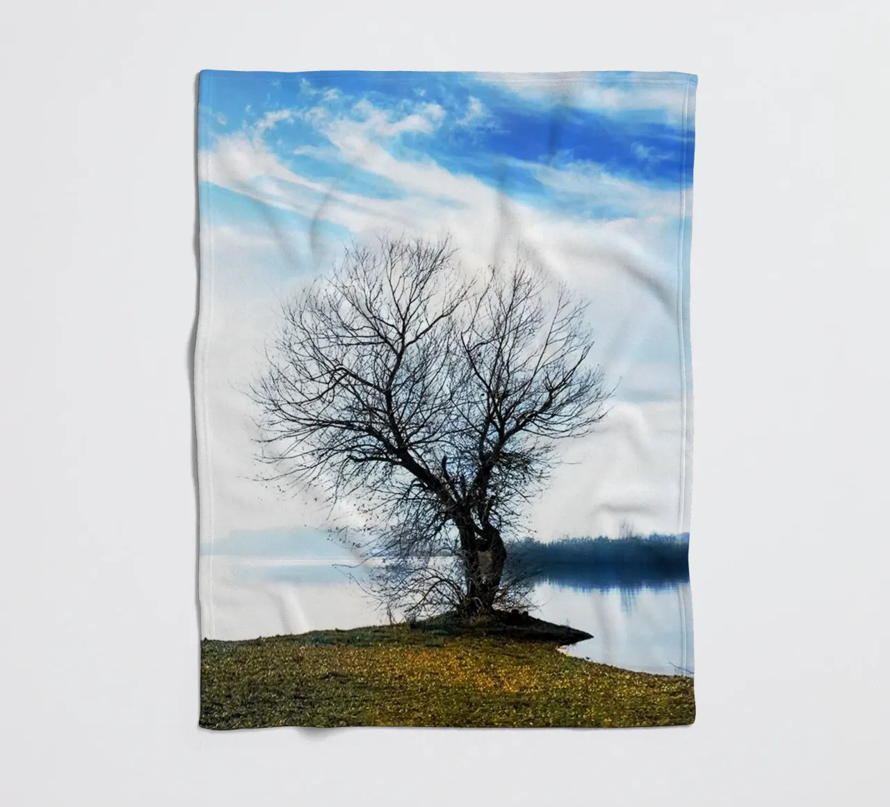 albero sul fiume coperta in pile da rapunsell