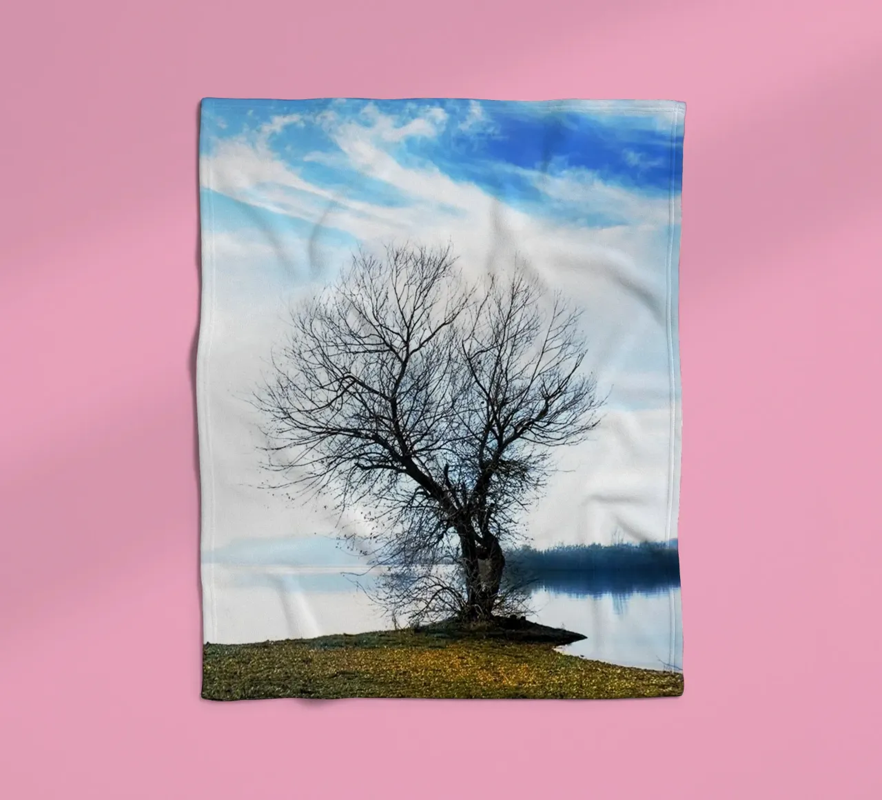 albero sul fiume coperta in pile da rapunsell
