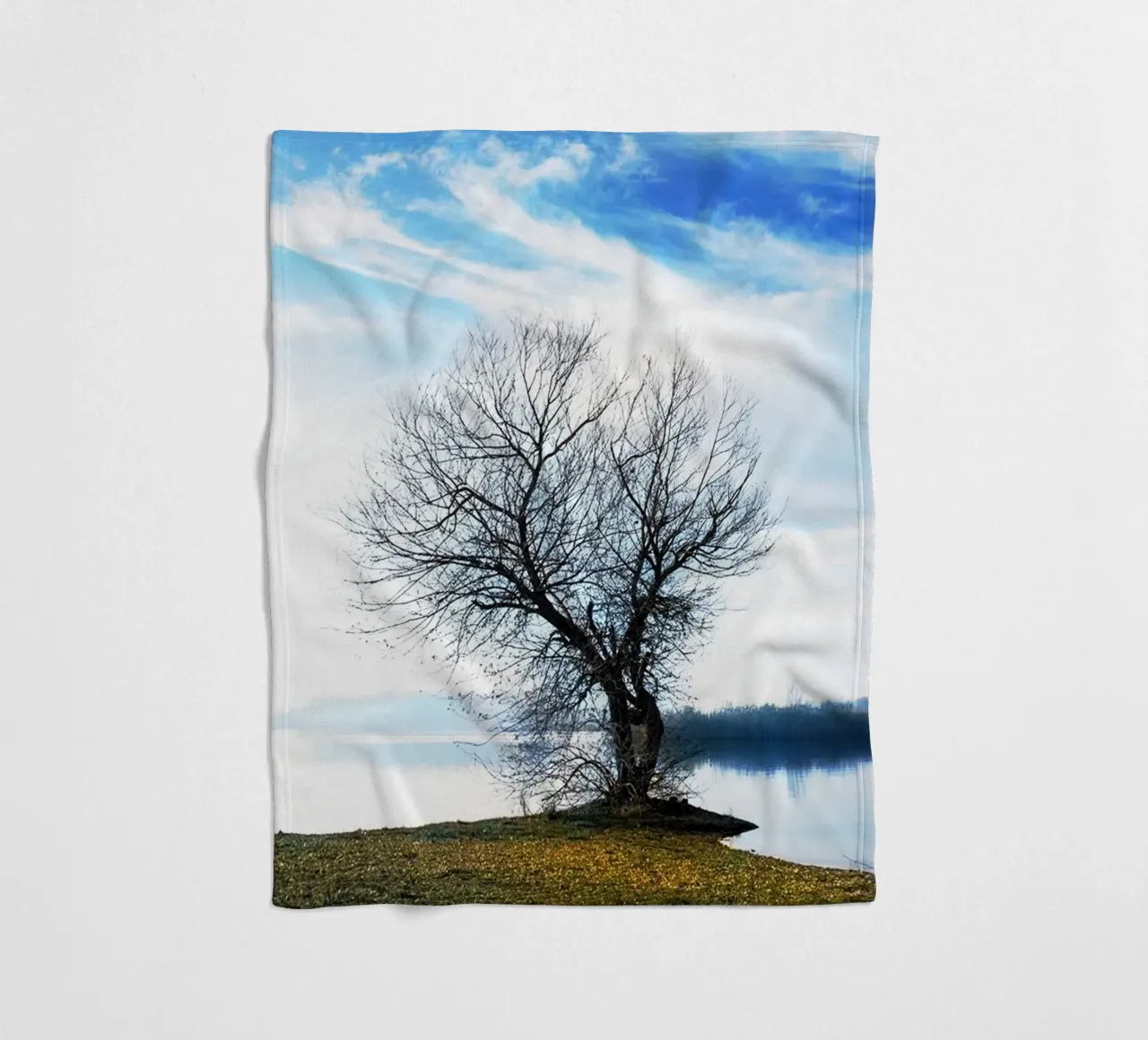 albero sul fiume coperta in pile da rapunsell