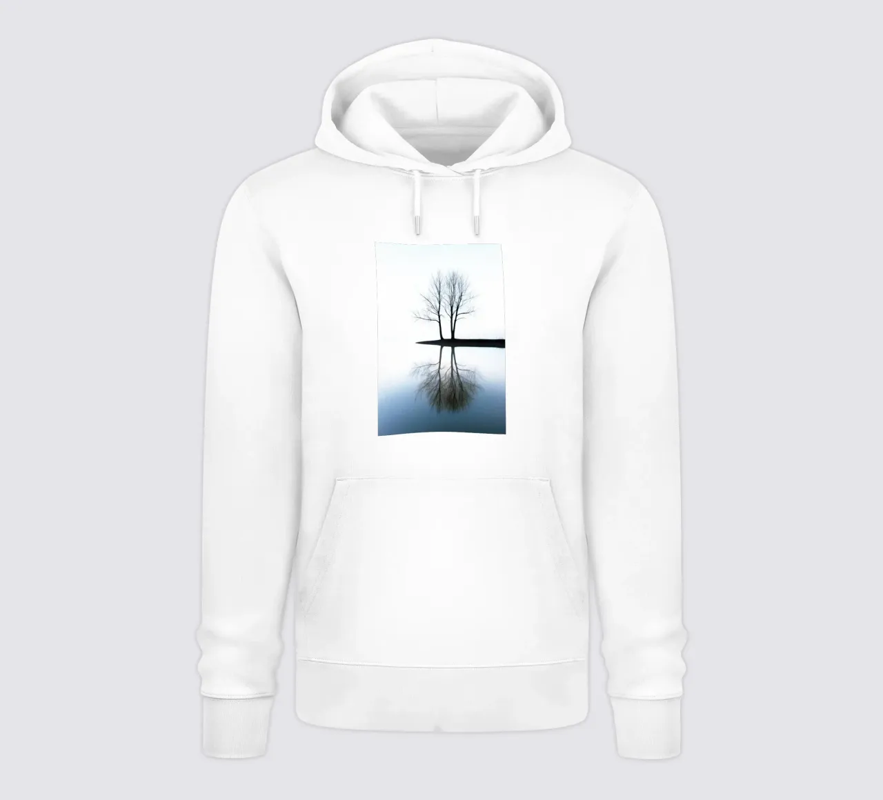 Due alberi secchi su un lago felpa con cappuccio da rapunsell