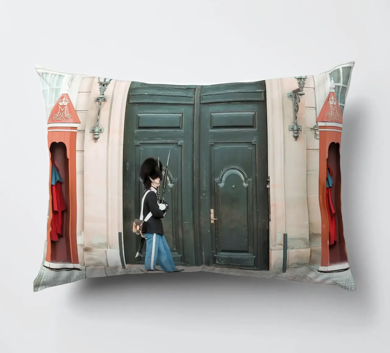 Copenhagen Guards cuscino da GraceDigitalArtCo