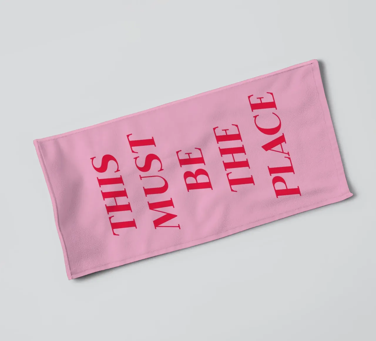 Pink and Red This Must Be The Place Art serviette de bain de GraceDigitalArtCo