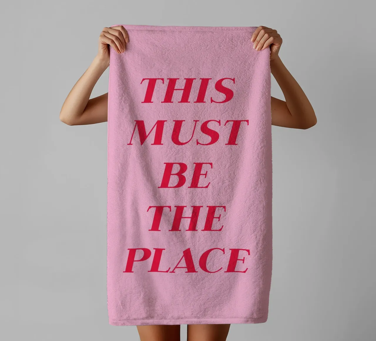 Pink and Red This Must Be The Place Art serviette de bain de GraceDigitalArtCo
