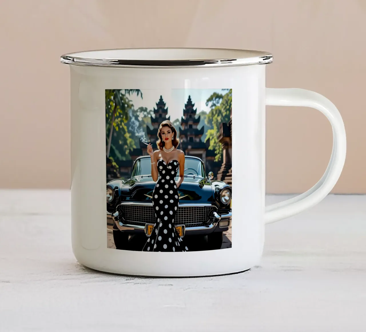 Signora con Cadillac nella giungla tazza in smalto da Anita's Dream