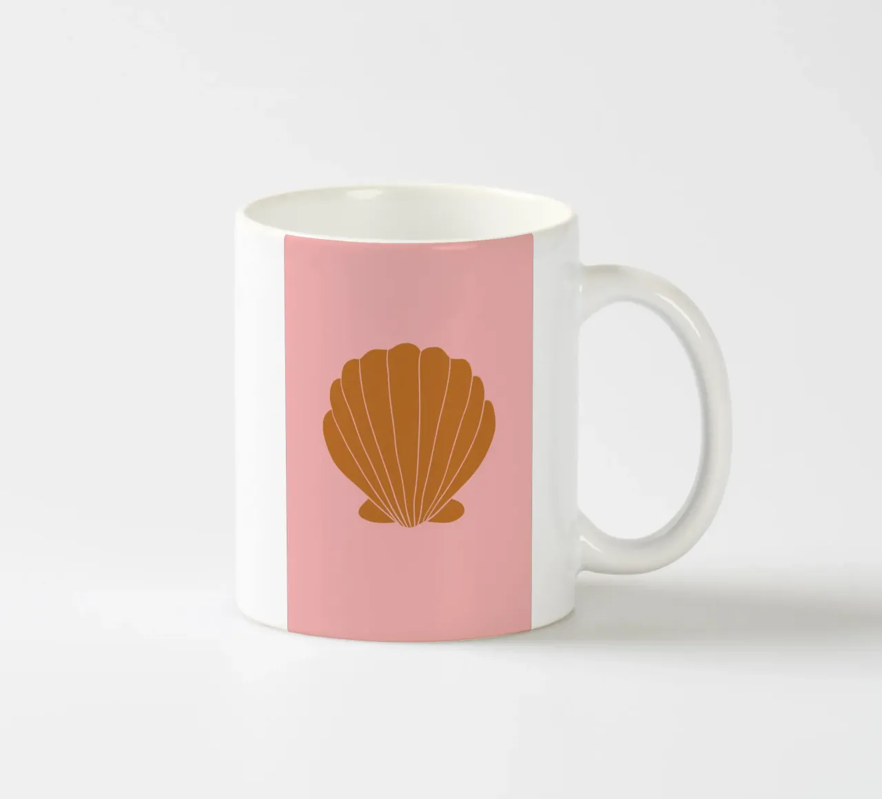 Burnt Orange Shell on Pink tazza in ceramica da GraceDigitalArtCo