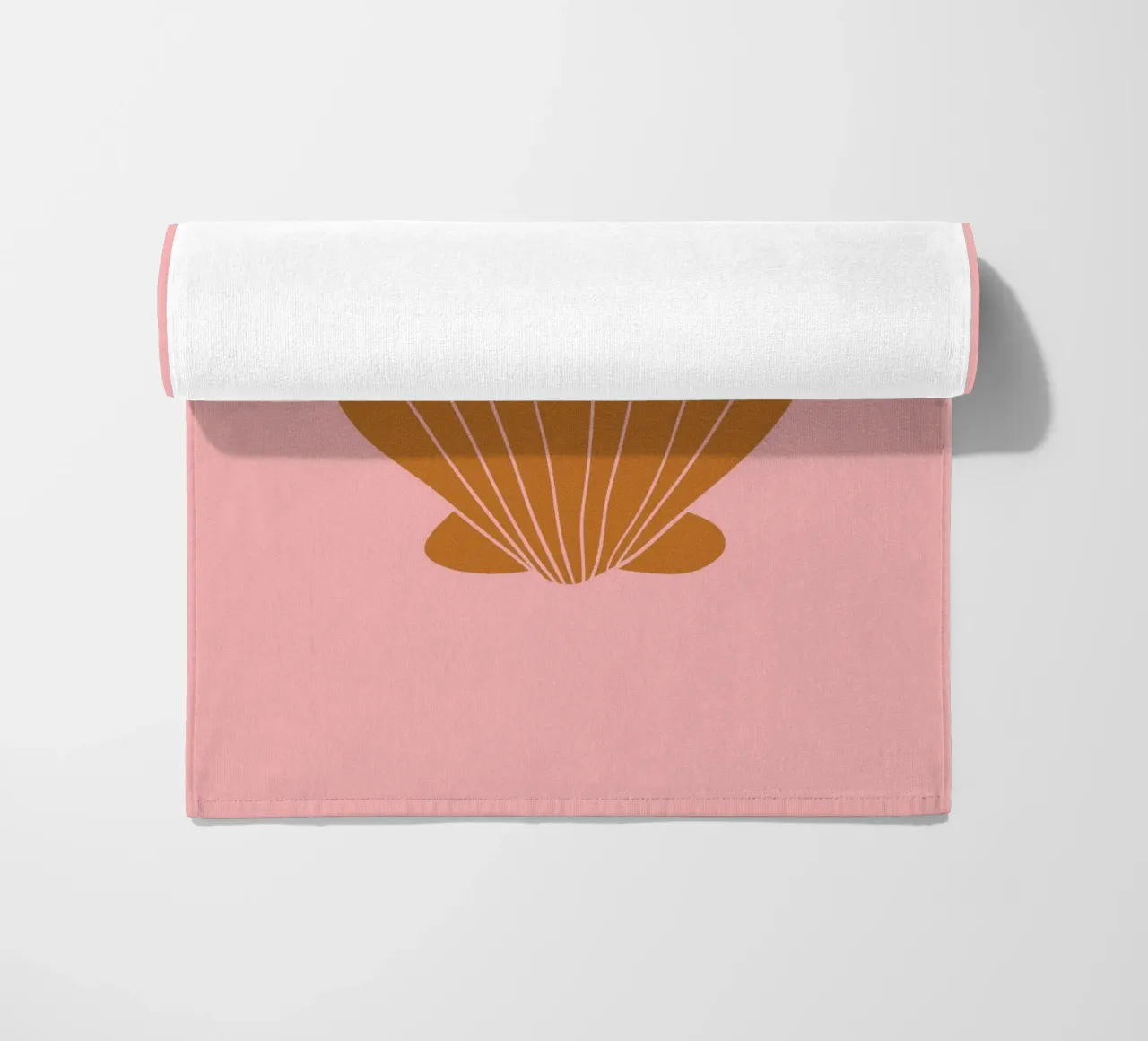 Burnt Orange Shell on Pink telo mare da GraceDigitalArtCo