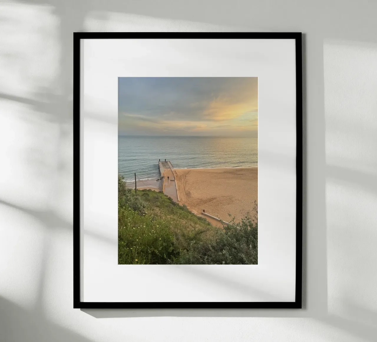 Molo sulla spiaggia di Albufeira, Portogallo poster con telaio in legno da byrieneke