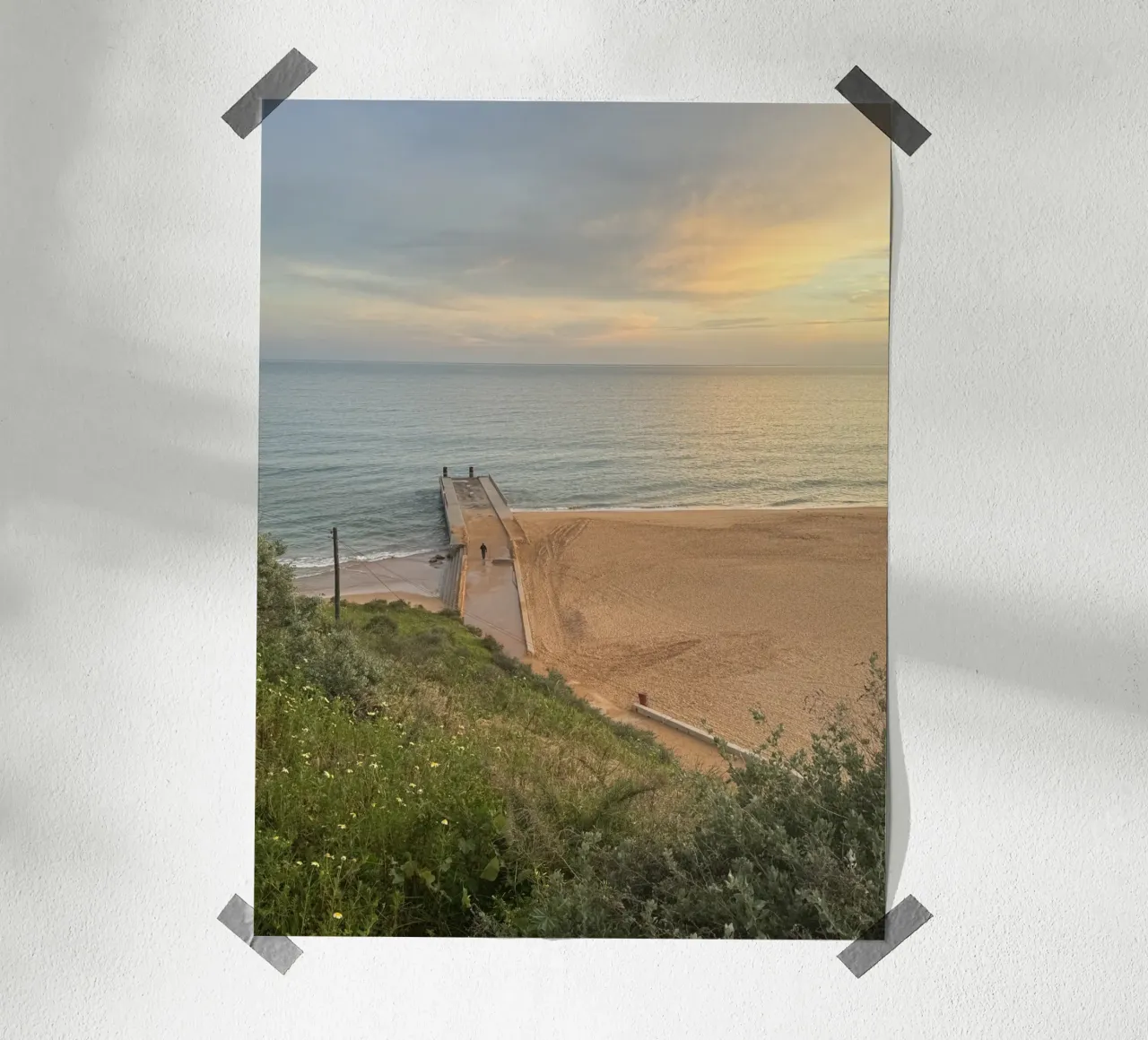 Molo sulla spiaggia di Albufeira, Portogallo poster con telaio in legno da byrieneke