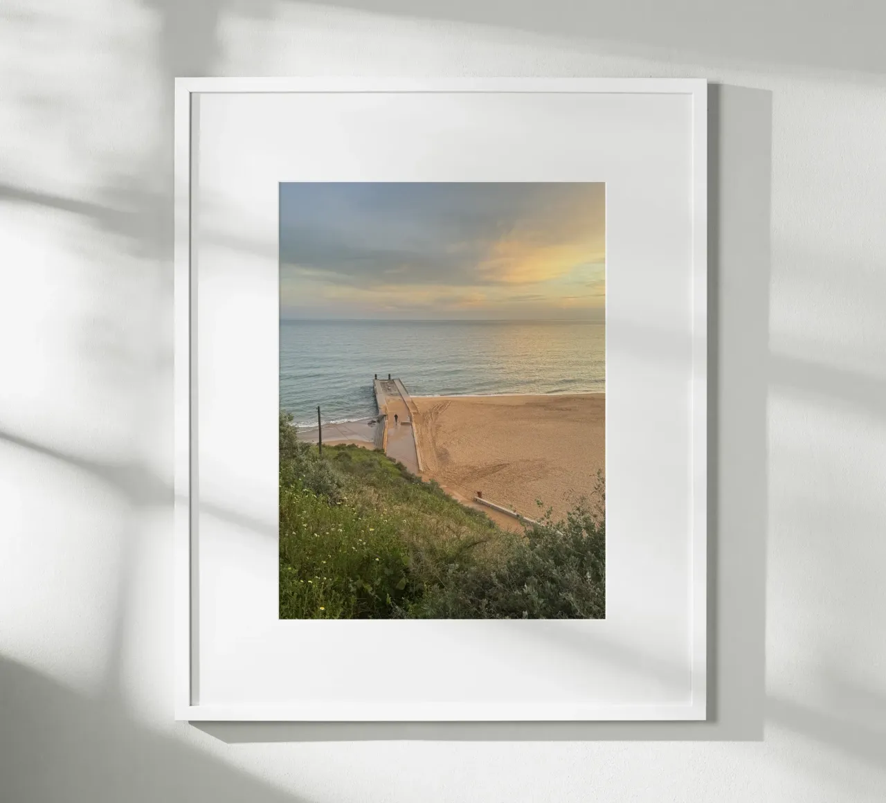 Molo sulla spiaggia di Albufeira, Portogallo poster con telaio in legno da byrieneke