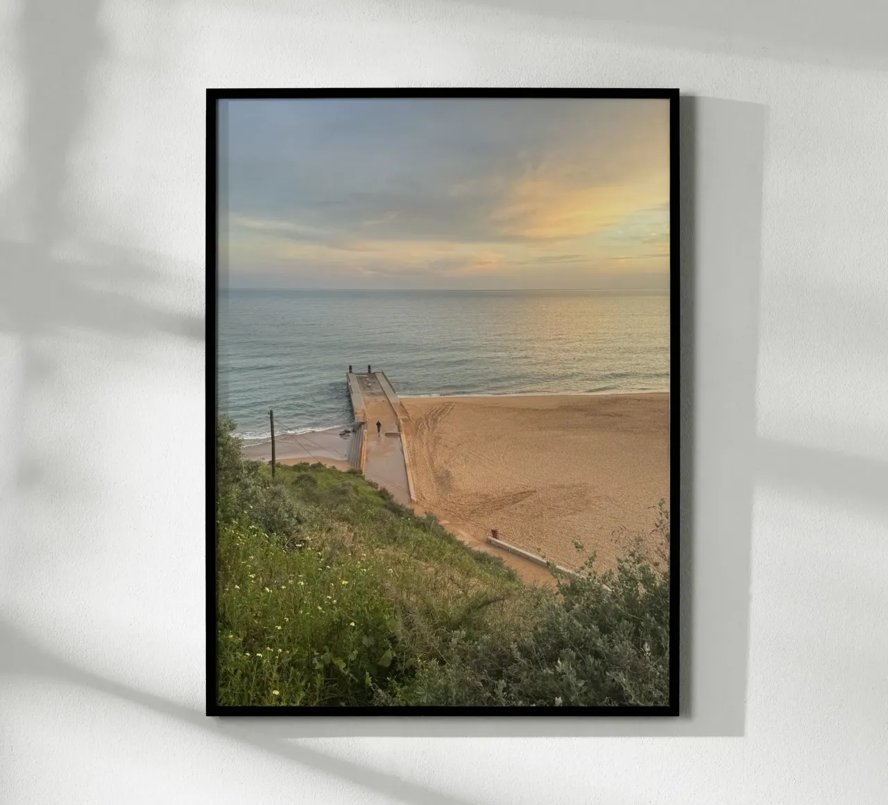 Molo sulla spiaggia di Albufeira, Portogallo poster con telaio in legno da byrieneke