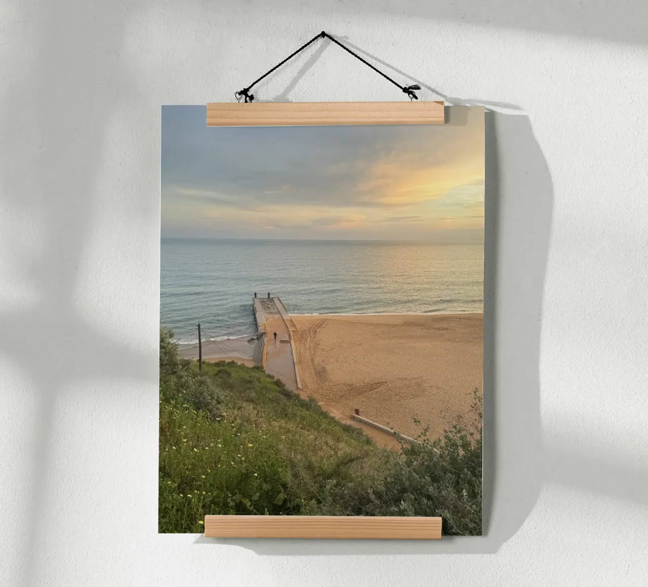 Molo sulla spiaggia di Albufeira, Portogallo poster con telaio in legno da byrieneke