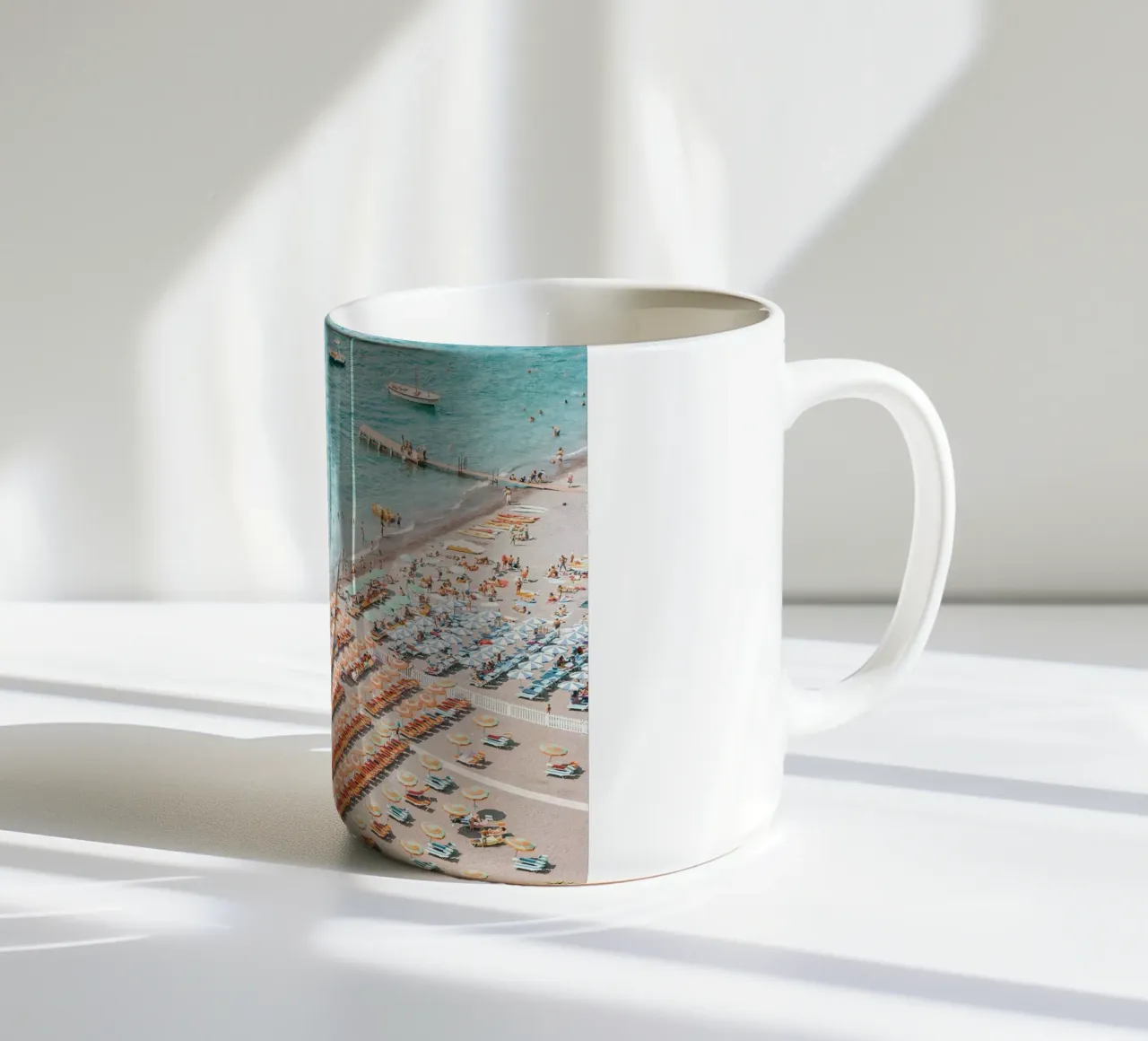 People on the Beach Positano Coastal Summer Scene tazza in ceramica da GraceDigitalArtCo