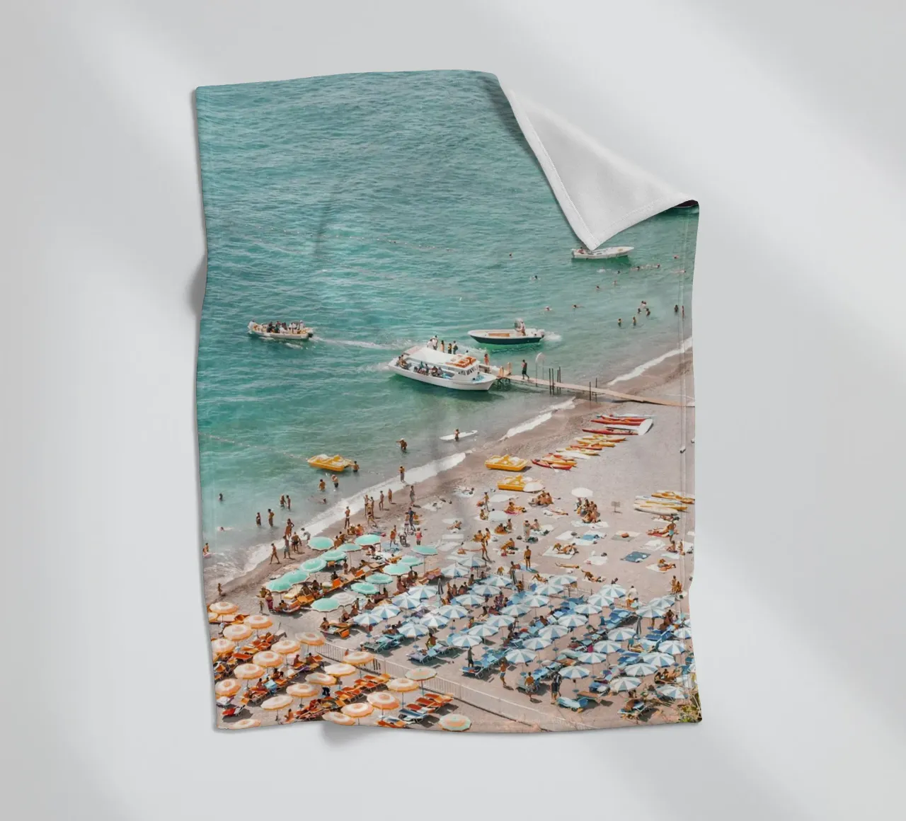 Colourful Beach Umbrellas Coastal Summer Vibes coperta in pile da GraceDigitalArtCo