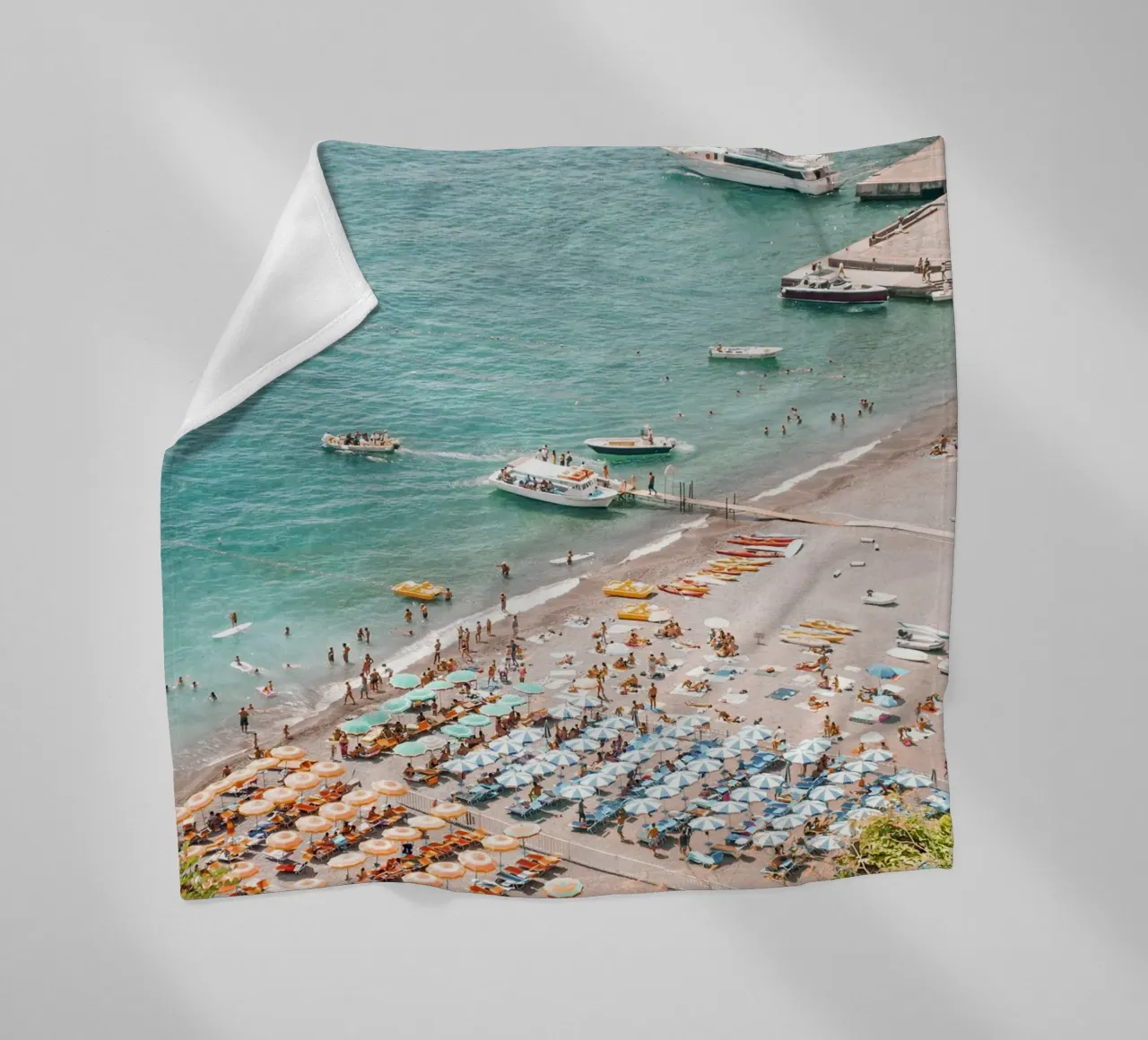 Colourful Beach Umbrellas Coastal Summer Vibes coperta in pile da GraceDigitalArtCo