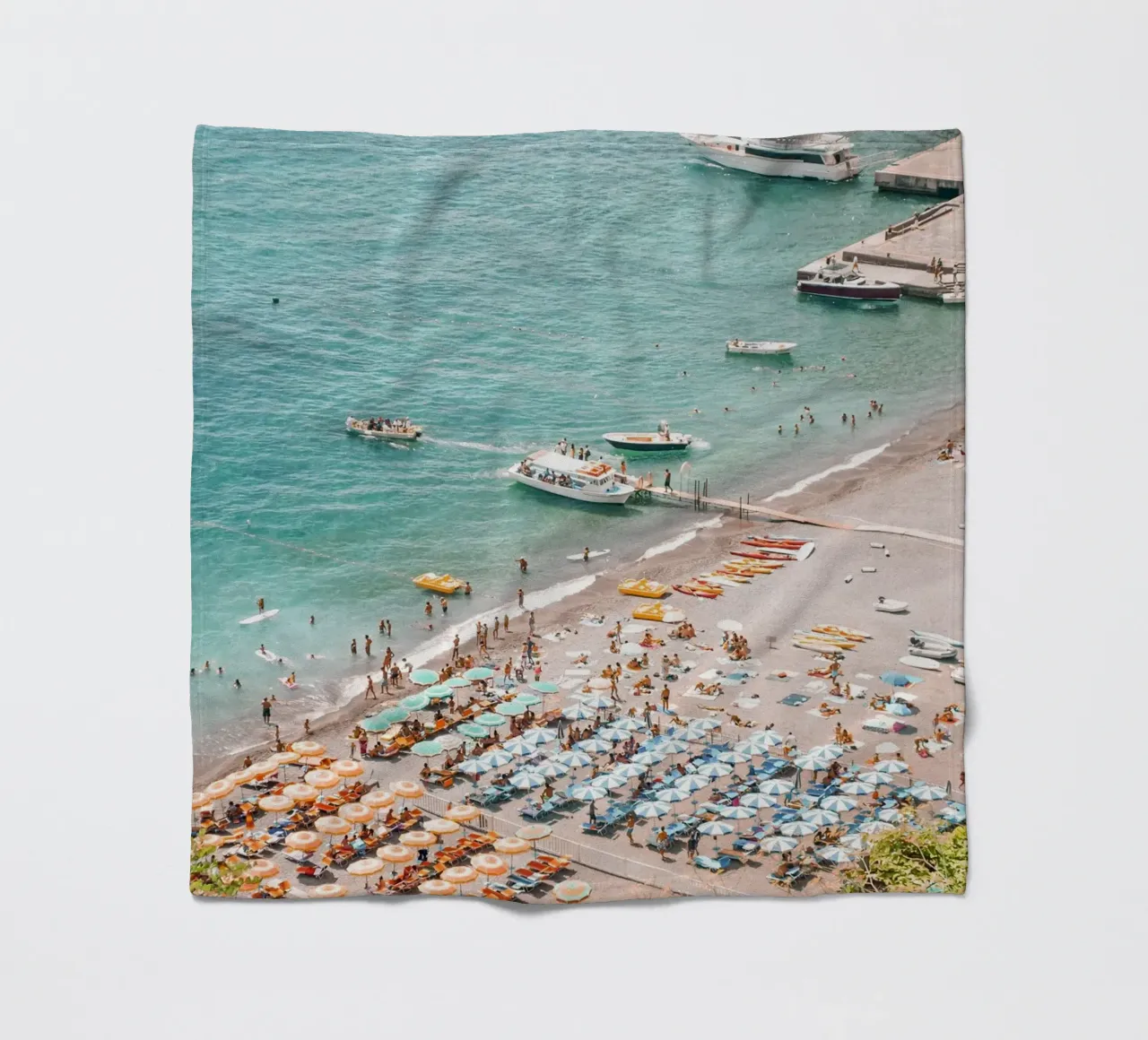 Colourful Beach Umbrellas Coastal Summer Vibes coperta in pile da GraceDigitalArtCo