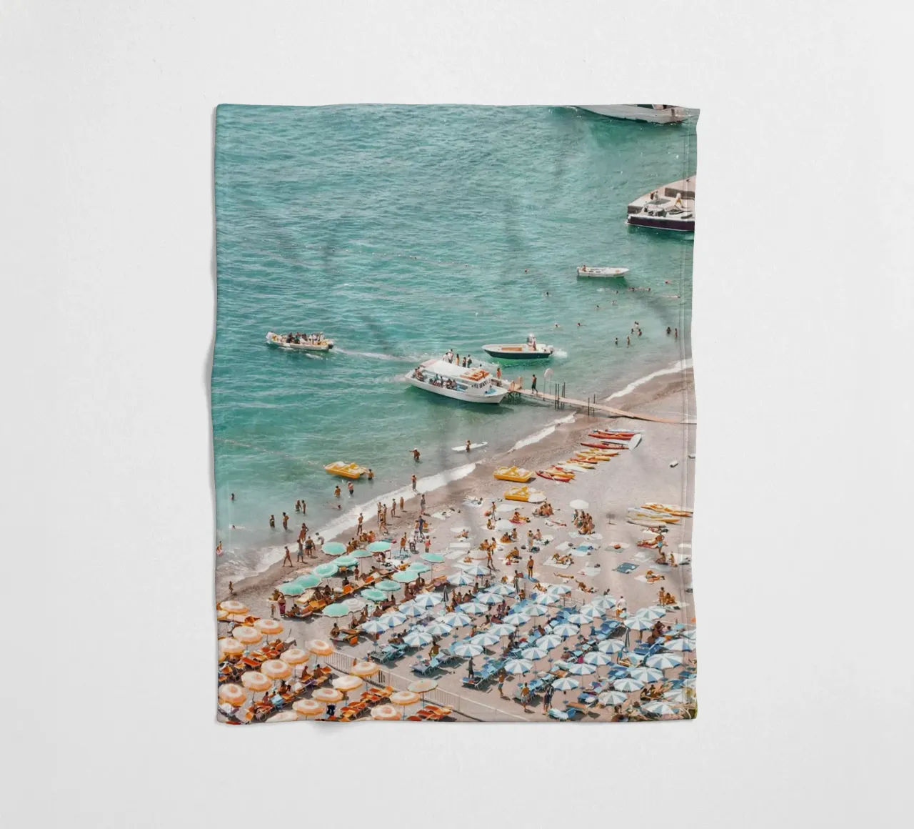 Colourful Beach Umbrellas Coastal Summer Vibes coperta in pile da GraceDigitalArtCo