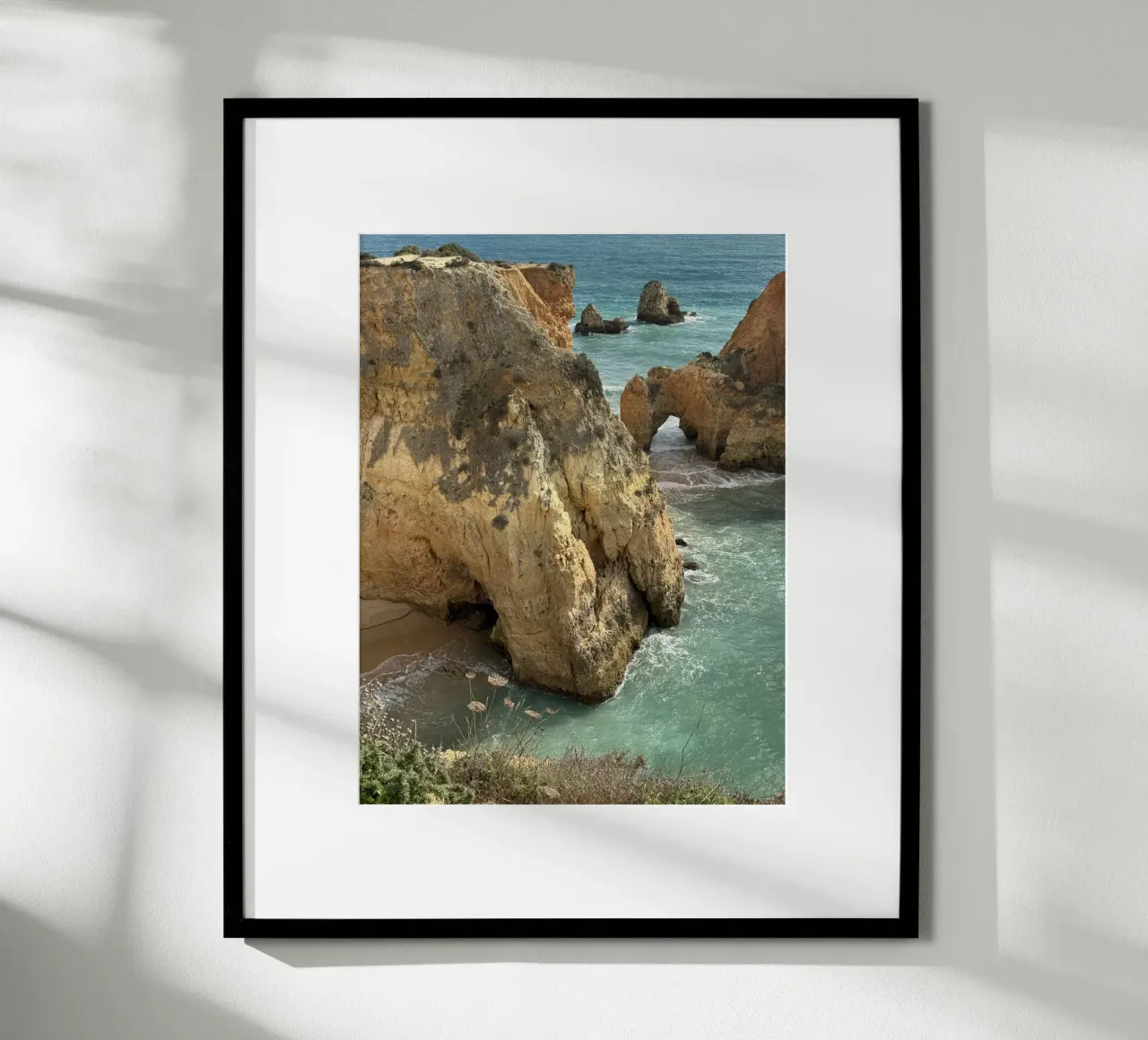 La costa frastagliata del Portogallo poster con telaio in legno da byrieneke