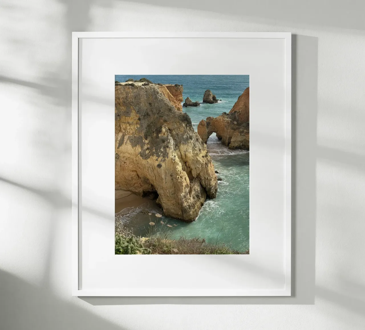 La costa frastagliata del Portogallo poster con telaio in legno da byrieneke