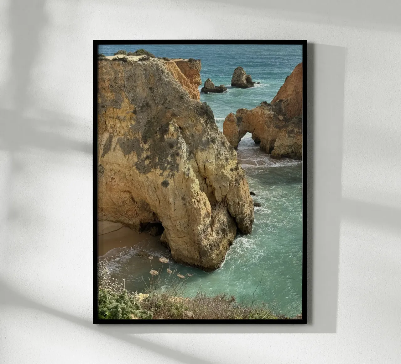 La costa frastagliata del Portogallo poster con telaio in legno da byrieneke