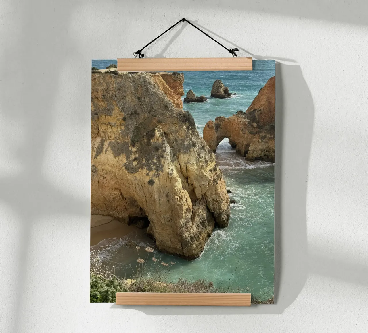 La costa frastagliata del Portogallo poster con telaio in legno da byrieneke