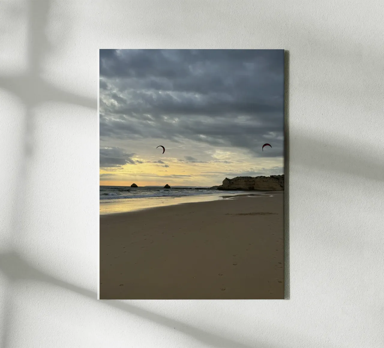 Kitesurfers bij zonsondergang in de Algarve, Portugal canvas met Baklijst van byrieneke