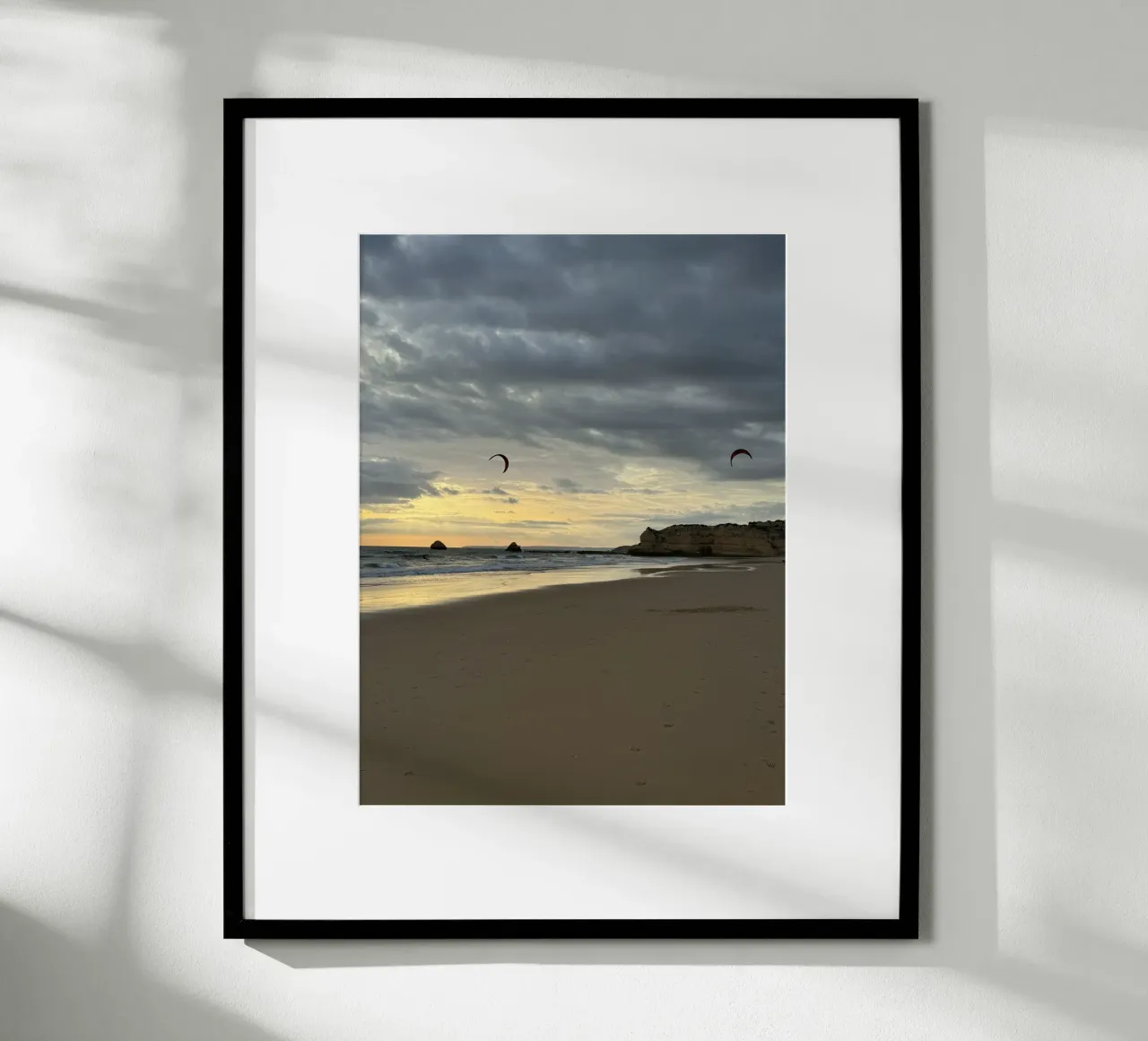 Kitesurfisti al tramonto in Algarve, Portogallo poster con telaio in plastica da byrieneke