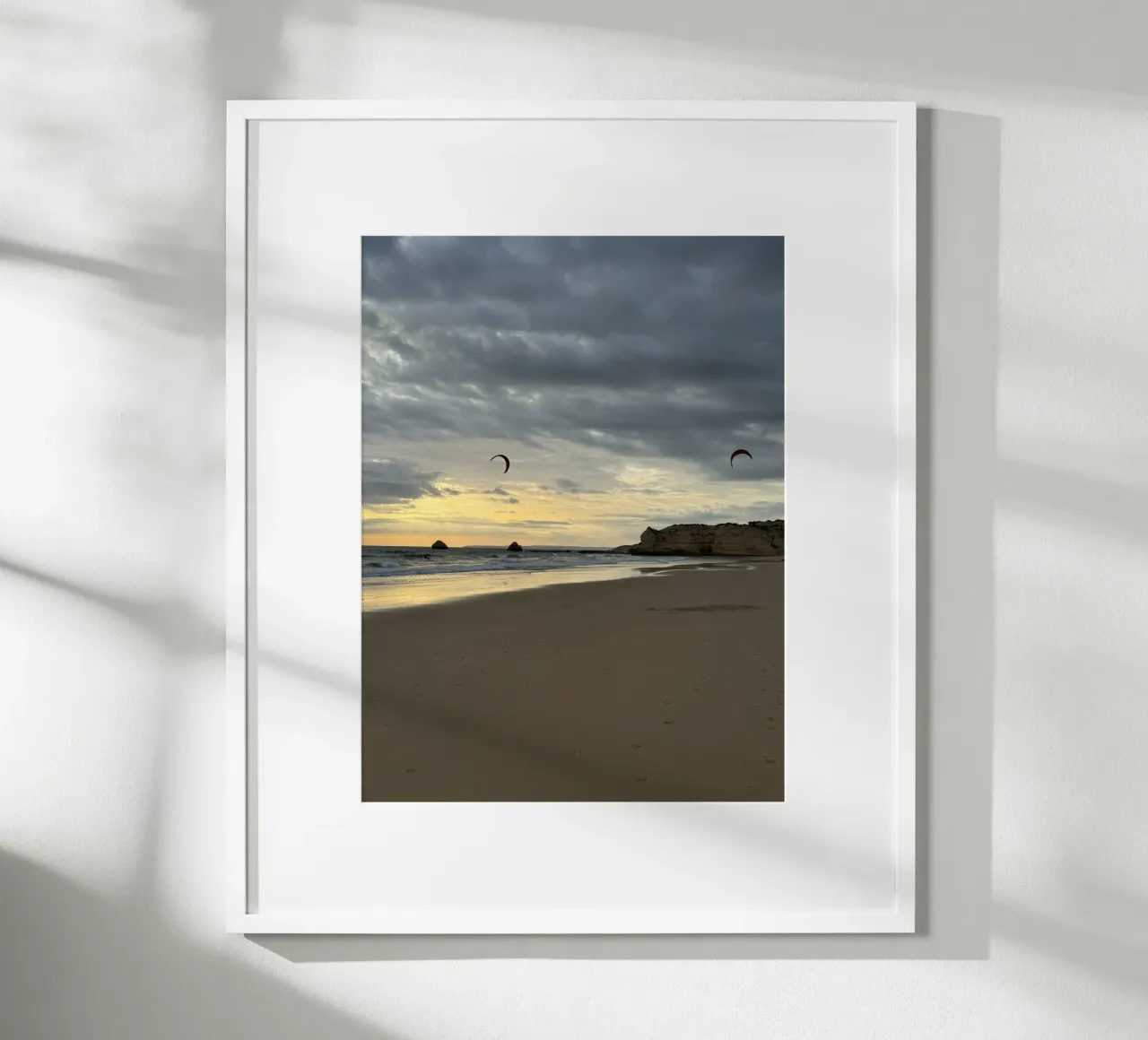 Kitesurfisti al tramonto in Algarve, Portogallo poster con telaio in plastica da byrieneke