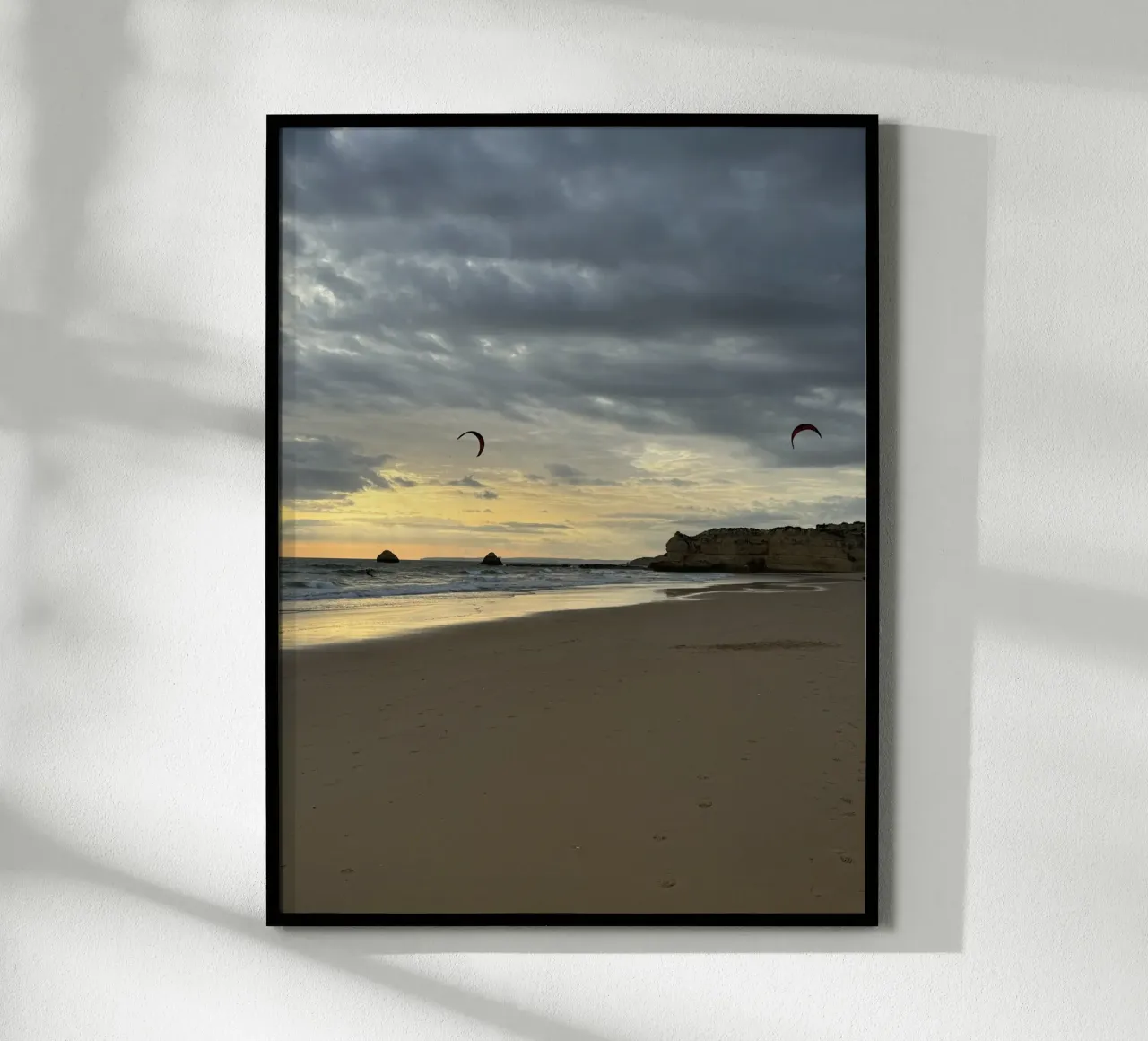 Kitesurfisti al tramonto in Algarve, Portogallo poster con telaio in plastica da byrieneke