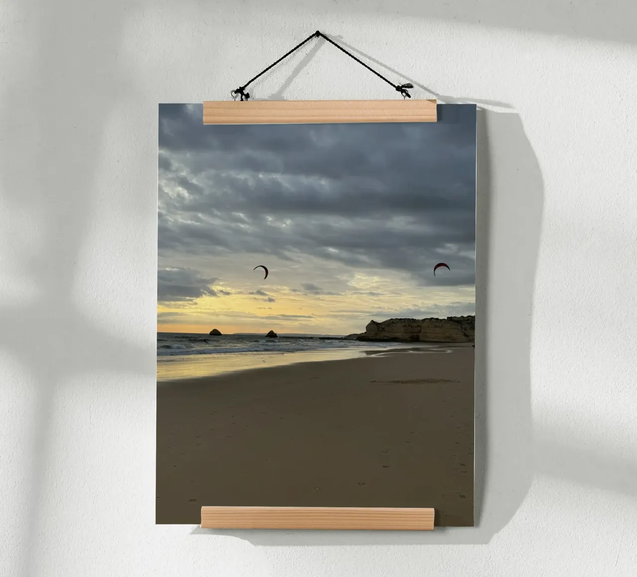 Kitesurfisti al tramonto in Algarve, Portogallo poster con telaio in plastica da byrieneke