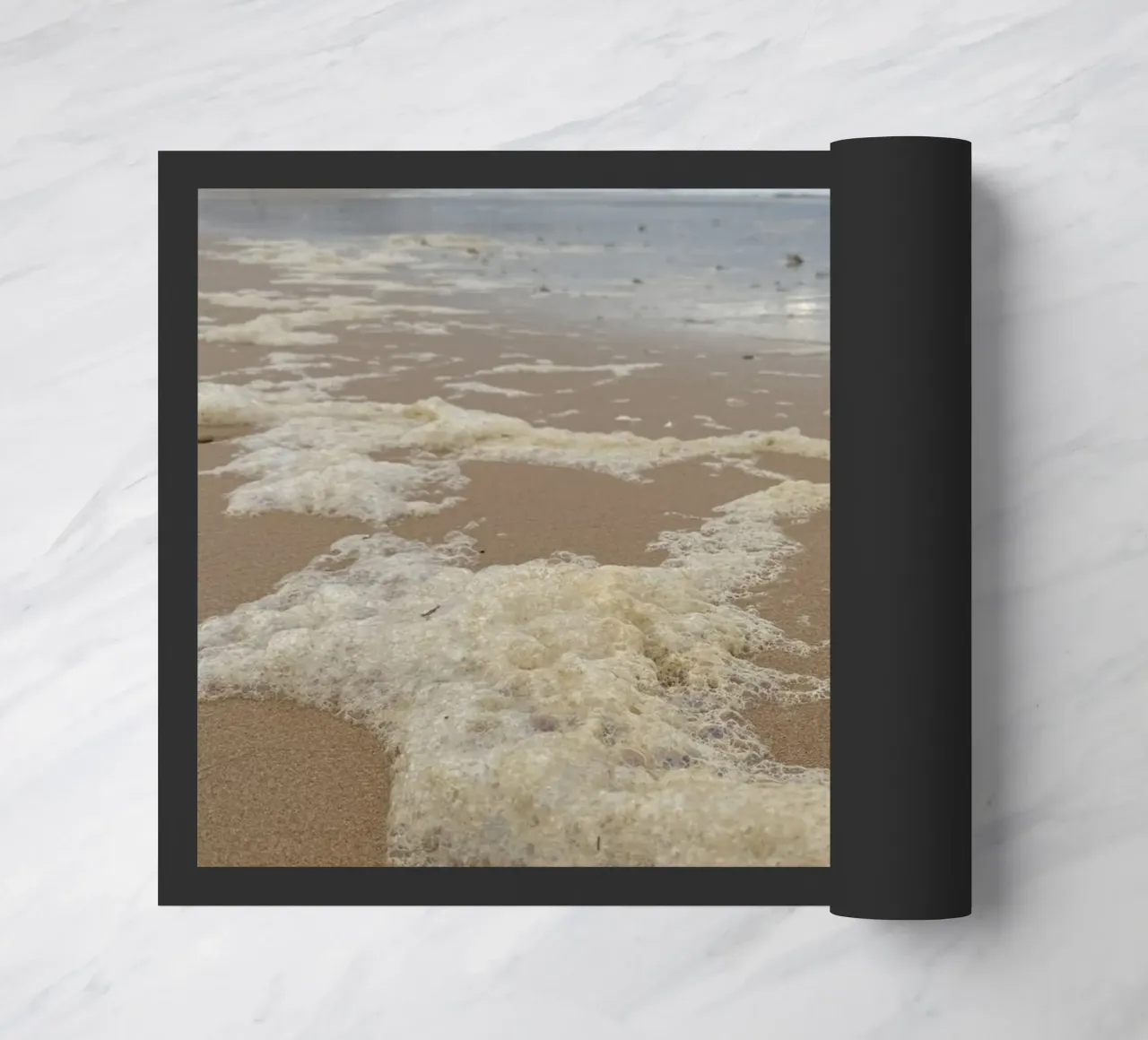 Burbujas de espuma bajo un cielo nublado en la playa felpudo de byrieneke