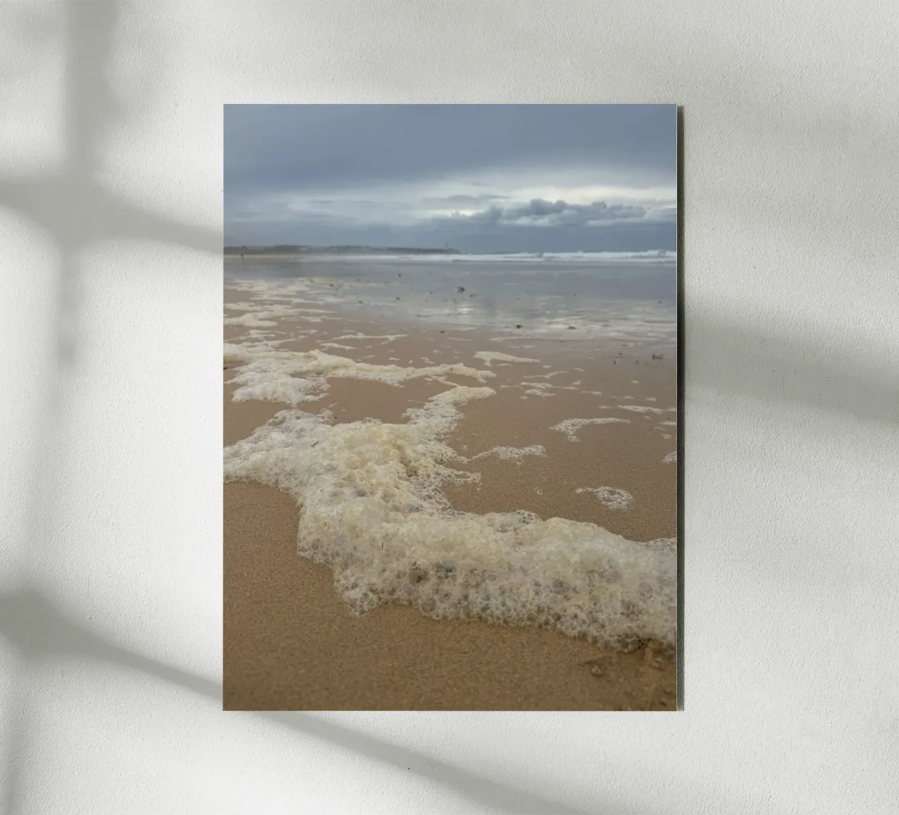 Schaumblasen unter einem bewölkten Himmel am Strand Alu-Dibond von byrieneke