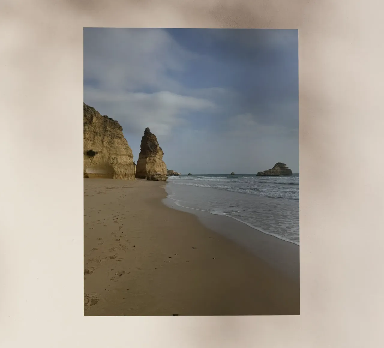 Formazione rocciosa sulla spiaggia dell'Algarve, Portogallo pellicola backlit da byrieneke