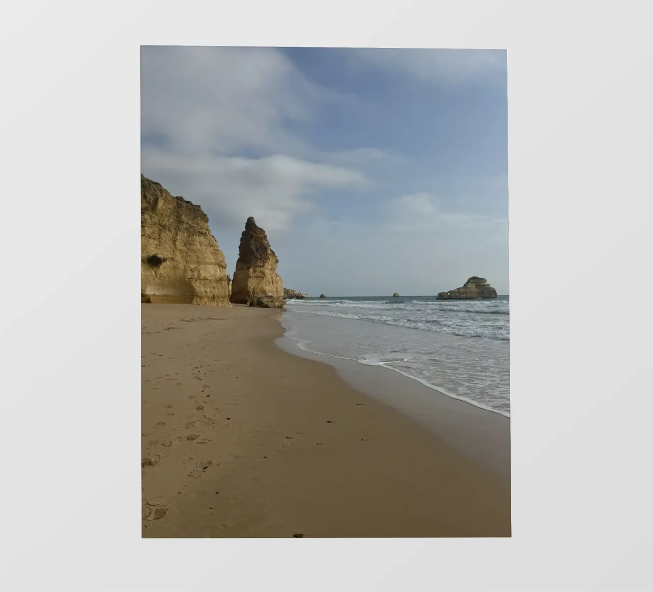 Formazione rocciosa sulla spiaggia dell'Algarve, Portogallo pellicola backlit da byrieneke