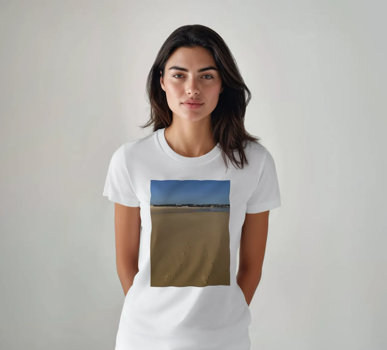 Una scia di impronte sulla spiaggia di Portimao in Portogallo t-shirt da byrieneke