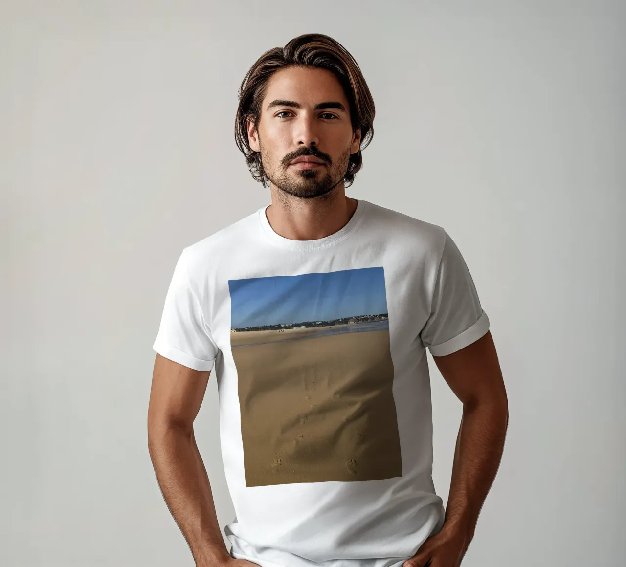 Una scia di impronte sulla spiaggia di Portimao in Portogallo t-shirt da byrieneke