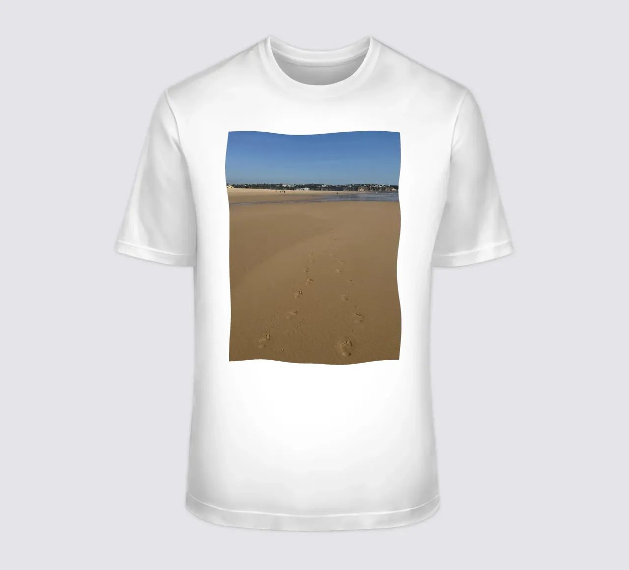 Una scia di impronte sulla spiaggia di Portimao in Portogallo t-shirt da byrieneke
