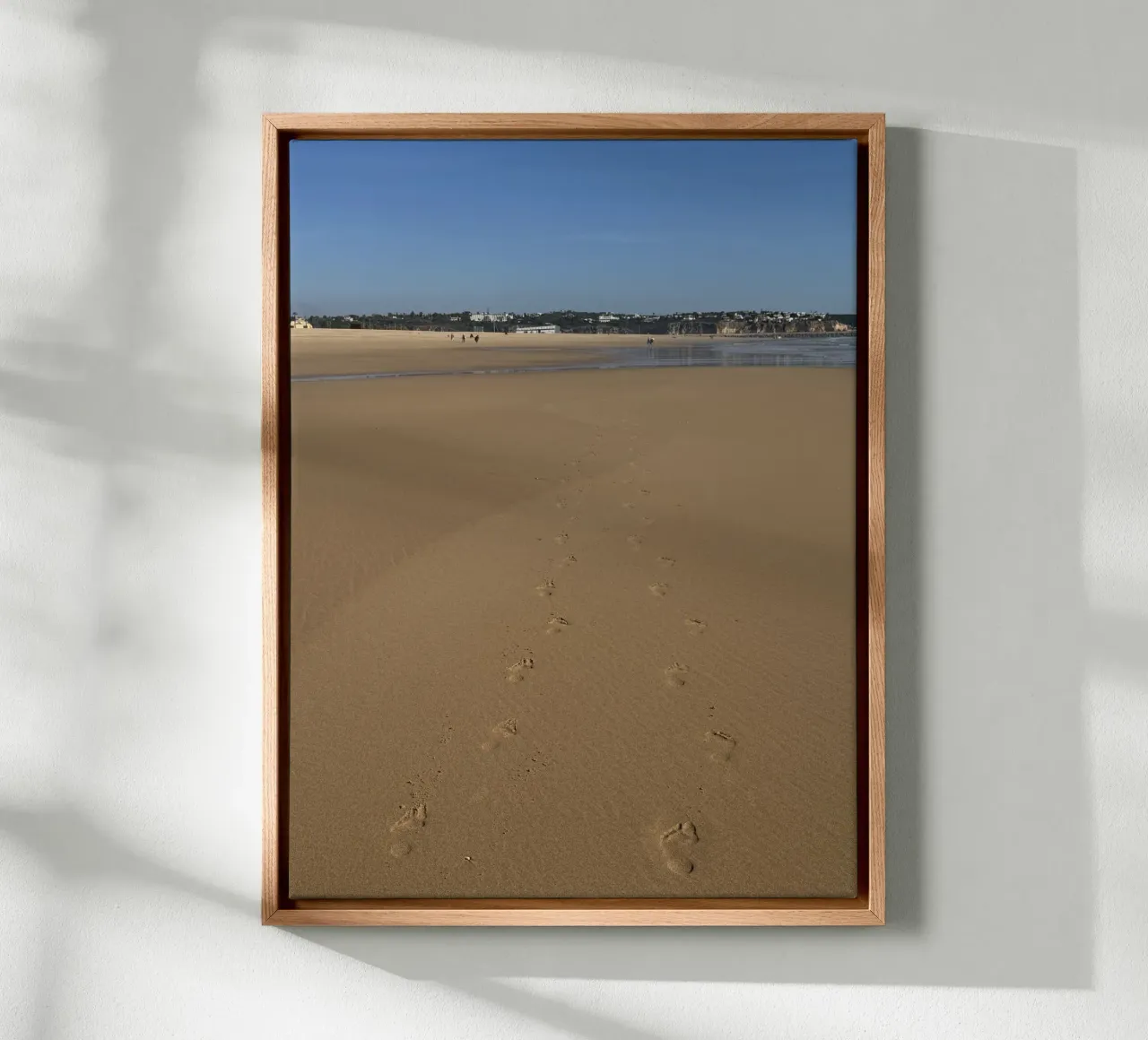 Una scia di impronte sulla spiaggia di Portimao in Portogallo tela con Cornice a cassetta da byrieneke