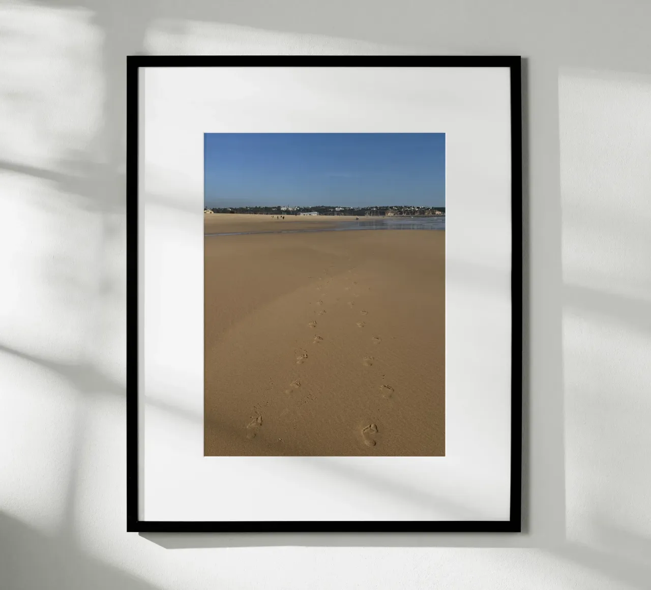 Una scia di impronte sulla spiaggia di Portimao in Portogallo carta hahnemühle da byrieneke
