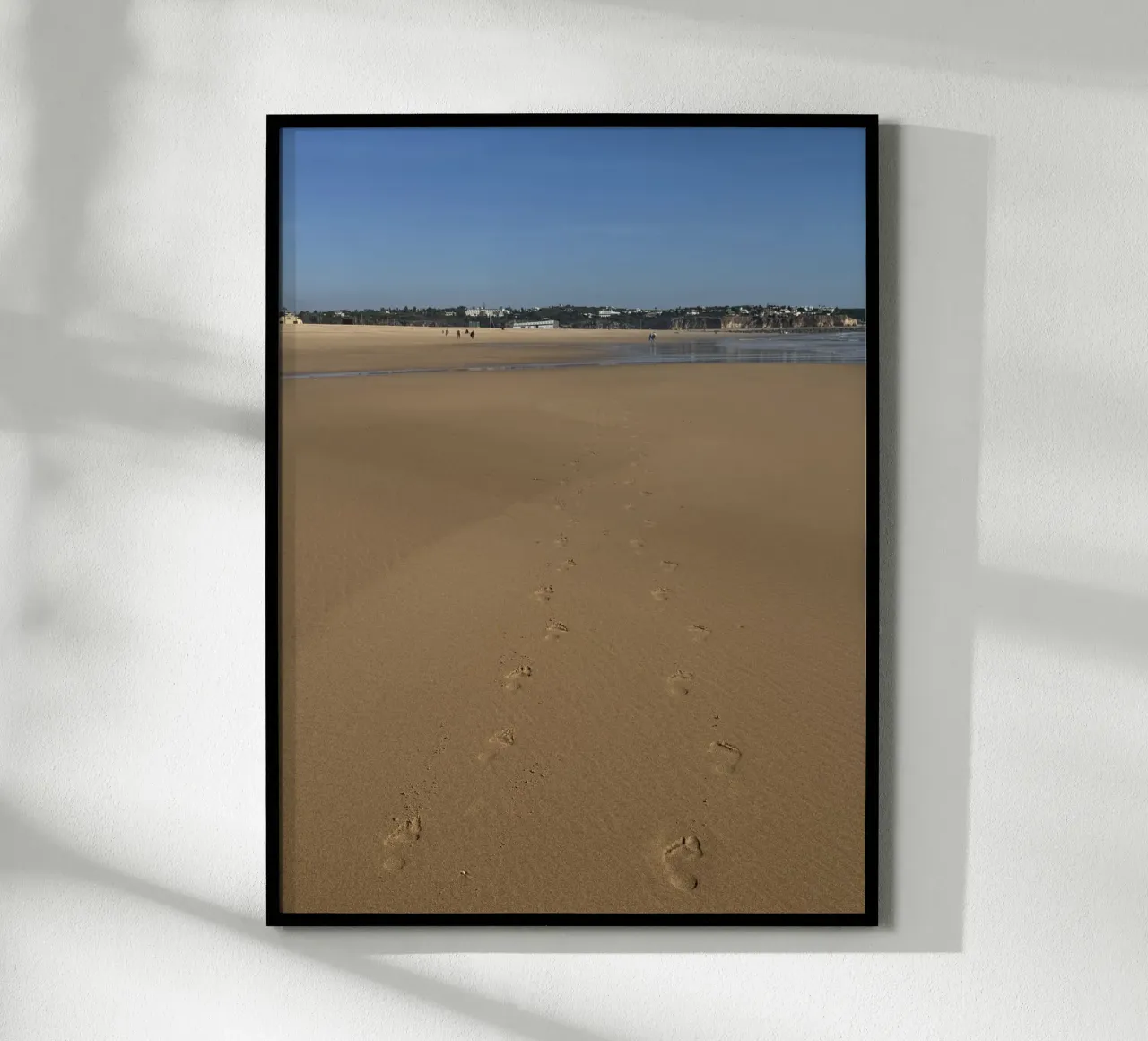 Una scia di impronte sulla spiaggia di Portimao in Portogallo carta hahnemühle da byrieneke