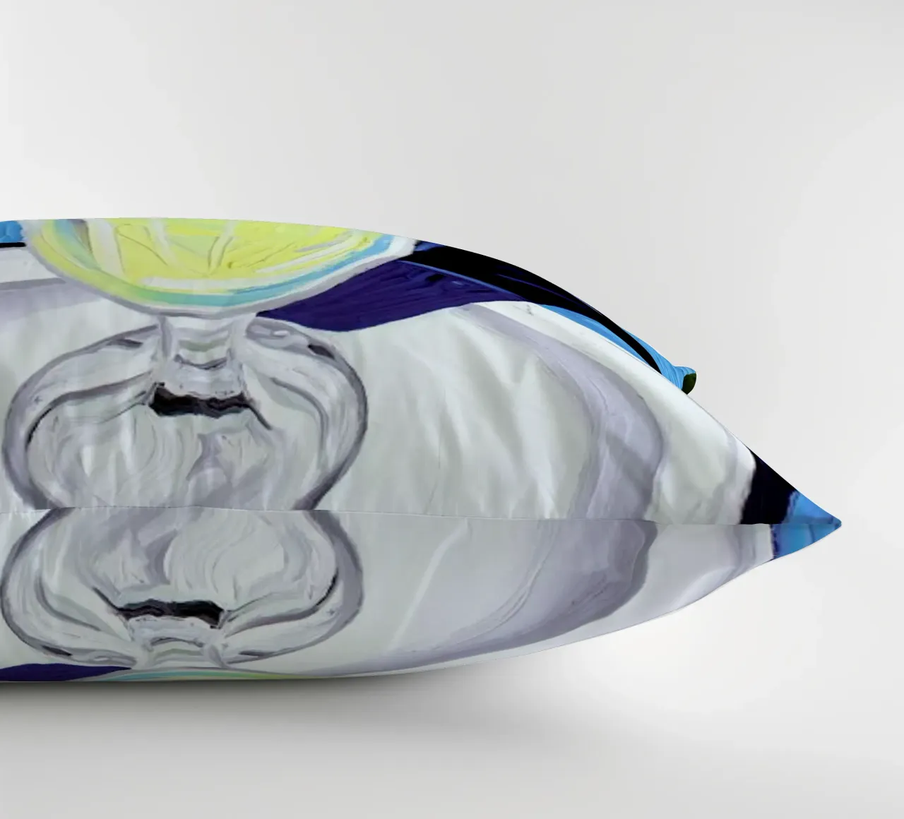 Raspberry And Vanilla Ice Cream In A Glass cuscino da Alice Straker